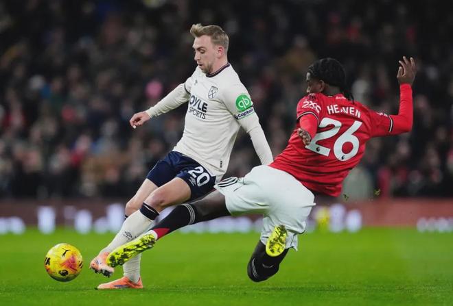 范德芬：我给伊萨克发了短信，我只是想封堵射门&他运气不好（范德芬：赛后给伊萨克发短信，只是想封堵那脚射门，他确实有点倒霉）