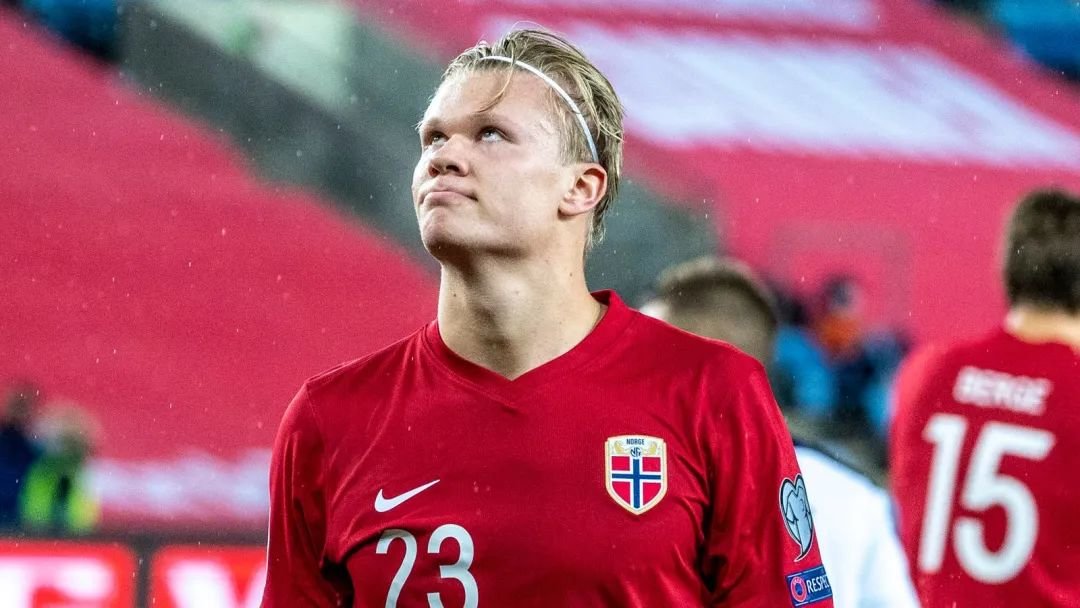 肚子略大，球迷质疑姆伯莫身体状态，随后阿莫林给予后者支持（小腹微显惹质疑，球迷担心姆伯莫状态，阿莫林随后力挺）