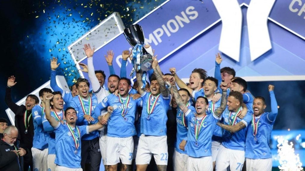 半场战报：那不勒斯1-0尤文，霍伊伦7分钟闪击，内雷斯助攻（半场快讯：那不勒斯1-0领先尤文，霍伊伦7分钟建功，内雷斯献助攻）