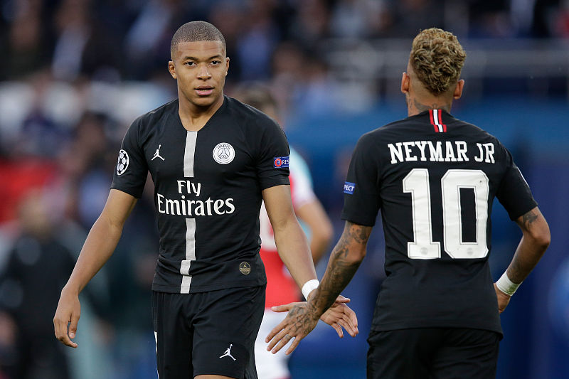 拉卡泽特回到酋长球场，观看并解说枪手对阵拜仁的比赛（拉卡泽特重返酋长球场，现场观战并解说阿森纳对阵拜仁）