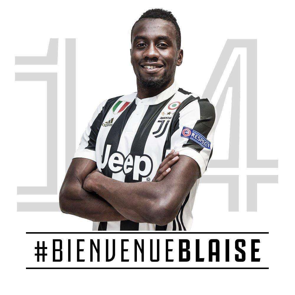 辛辛那提中场吉迪赛后与梅西交换球衣，双方握手并拥抱（梅西与辛辛那提中场吉迪赛后互换球衣，握手相拥）