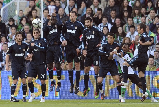 世界杯预热海报里没有C罗遭质疑，FIFA删除原海报改“怀旧”（世界杯预热海报未见C罗惹争议，FIFA删帖改推“怀旧版”）