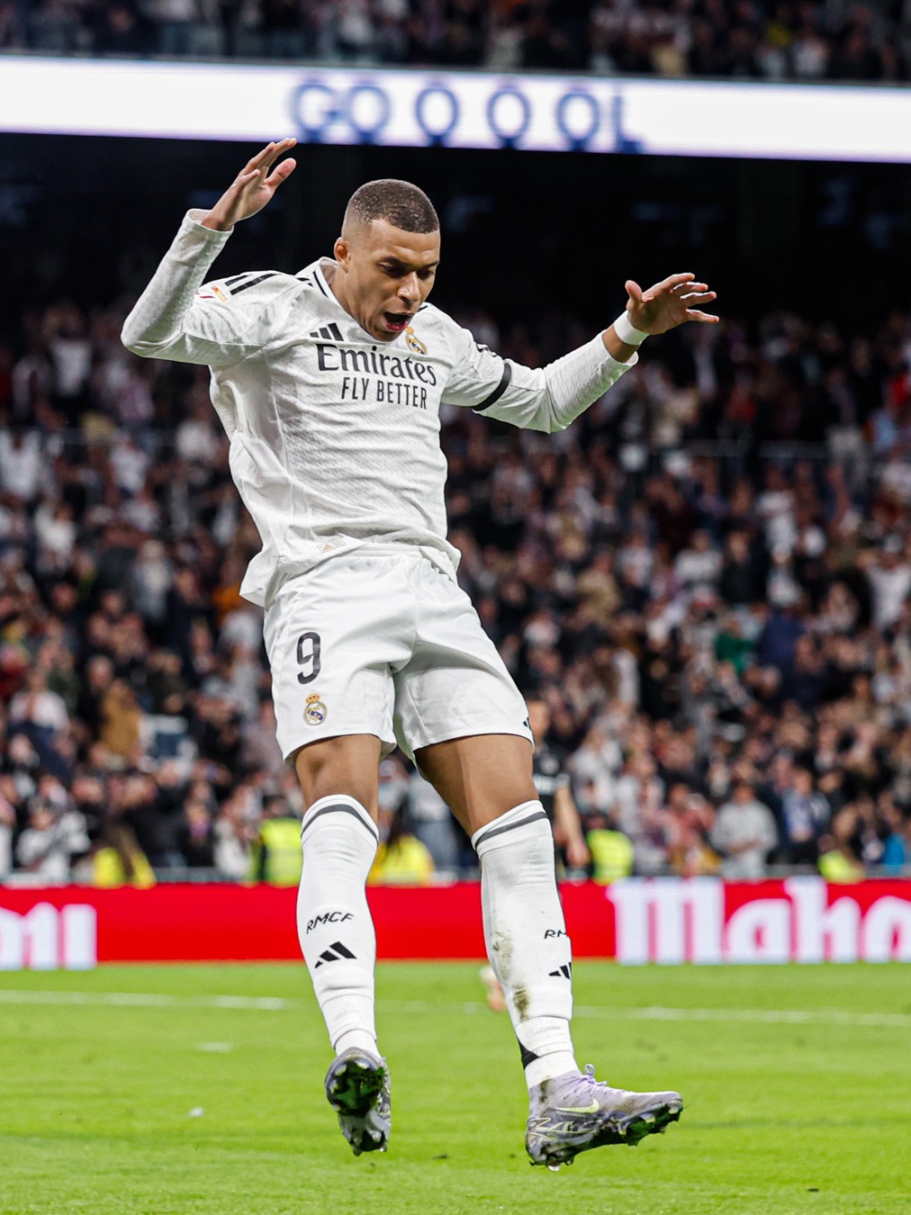 头球双响，孔德当选巴萨vs法兰克福全场最佳球员（孔德头球梅开二度，荣膺巴萨战法兰克福全场最佳）